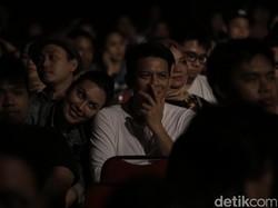 Senderan Manja Sophia Latjuba di Pundak Ariel NOAH