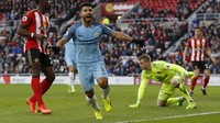 City menutup babak pertama dengan keunggulan 1-0. Gol pertama City ini diciptakan oleh Aguero pada menit ke-42. Reuters/Lee Smith.