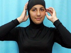 Wanita Berhijab Dilarang Renang Pakai Burkini di Beberapa Hotel Mesir