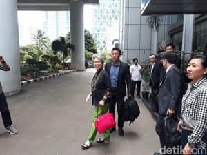 Gaya Sederhana Bos Temasek di Kantor Luhut
