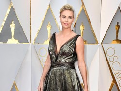 Dianggap Kurang Sopan, Gaun Charlize Theron di Oscar Kena Sensor Media Iran
