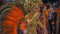 Panas! Lenggak-lenggok Penari Seksi di Karnaval Rio 2017