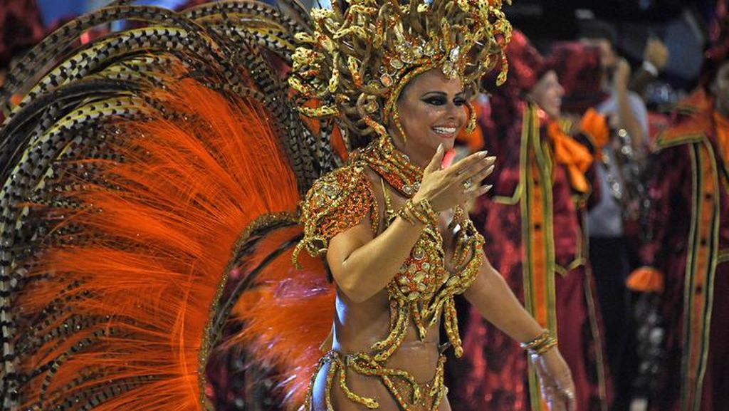 Panas! Lenggak-lenggok Penari Seksi di Karnaval Rio 2017 Panas! Lenggak-lenggok Penari Seksi di Karnaval Rio 2017
