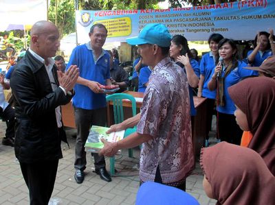 Alumni UKI Beri Sumbangan dan Penyuluhan Hukum