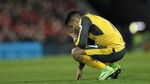 Foto-foto Terbaik Premier League: Sikut Ibrahimovic dan Duka Arsenal di Anfield