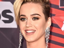 Ups, Ada Kotoran Nyangkut di Gigi Katy Perry saat Hadiri Karpet Merah
