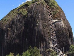 Kolombia Punya Batu Raksasa Dengan Tangga Zig-zag
