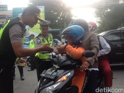Polisi Bagikan Susu ke Siswa saat Operasi Simpatik Semeru