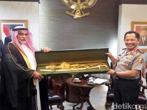 Pedang Emas dari Kerajaan Saudi akan Ditaruh di Museum Polri