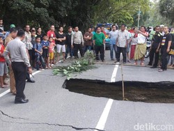 Usai Diguyur Hujan, Jalan Nasional di Kampar Riau Ambles