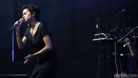 Terhanyut Penampilan Manis Eva Celia