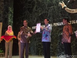 Terima Surat Cuti di Balai Kota, Ahok Sempat Pose 2 Jari