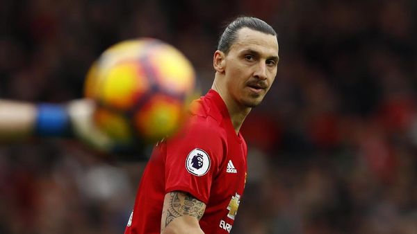 Foto-foto Terbaik Premier League: Sikut Ibrahimovic dan Duka Arsenal di Anfield