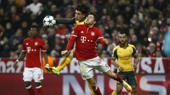 Bayern Munichs Polish forward Robert Lewandowski (R) and Arsenals Spanish defender Hector Bellerin vie for the ball during the UEFA Champions League round of sixteen football match between FC Bayern Munich and Arsenal in Munich, southern Germany, on February 15, 2017.  / AFP PHOTO / Odd ANDERSEN