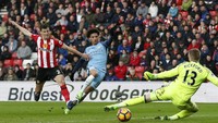 Sane menaklukan kiper Sunderland, Pickford. Reuters/Andrew Yates.