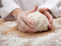 Hii! Peneliti Ini Bikin Roti dari Tepung Kecoa!