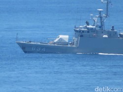 Penampakan KRI Hiu Berpatroli Jaga Kawasan Hotel Raja Salman