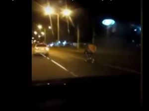Astaga, Pasangan Muda Berhubungan Intim di Motor yang Berjalan