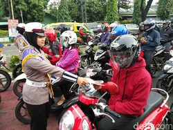 Bagikan Masker, Operasi Simpatik di Tangerang Libatkan Ojek Online