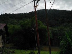 Pasca Banjir di Sumbar, 30 Tiang Listrik Diperbaiki