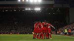 Foto-foto Terbaik Premier League: Sikut Ibrahimovic dan Duka Arsenal di Anfield