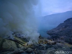 Kawah Ijen Keluarkan Gas Beracun, Wisatawan Dilarang Lihat Blue Fire