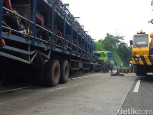 Truk Bermuatan Honda CBR Terguling di Tol Semarang