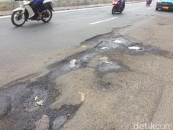 Hati-hati! Ada 41 Titik Jalan Rusak di Karawang