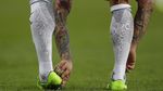 Foto-foto Terbaik Premier League: Sikut Ibrahimovic dan Duka Arsenal di Anfield