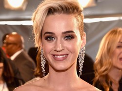 Penampilan Baru Katy Perry Potong Cepak Rambutnya