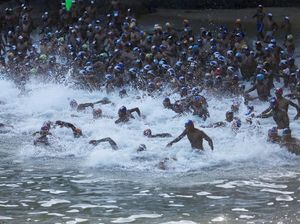 Melihat Keseruan Lomba Renang di Pantai Sri Lanka
