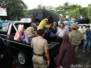 Sopir Angkot Kembali Demo, Penumpang yang Terlantar Diangkut Petugas