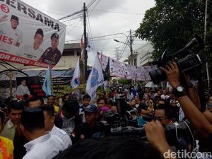 Banyak Spanduk Kampanye di Utan Kayu, Ini Kata Anies