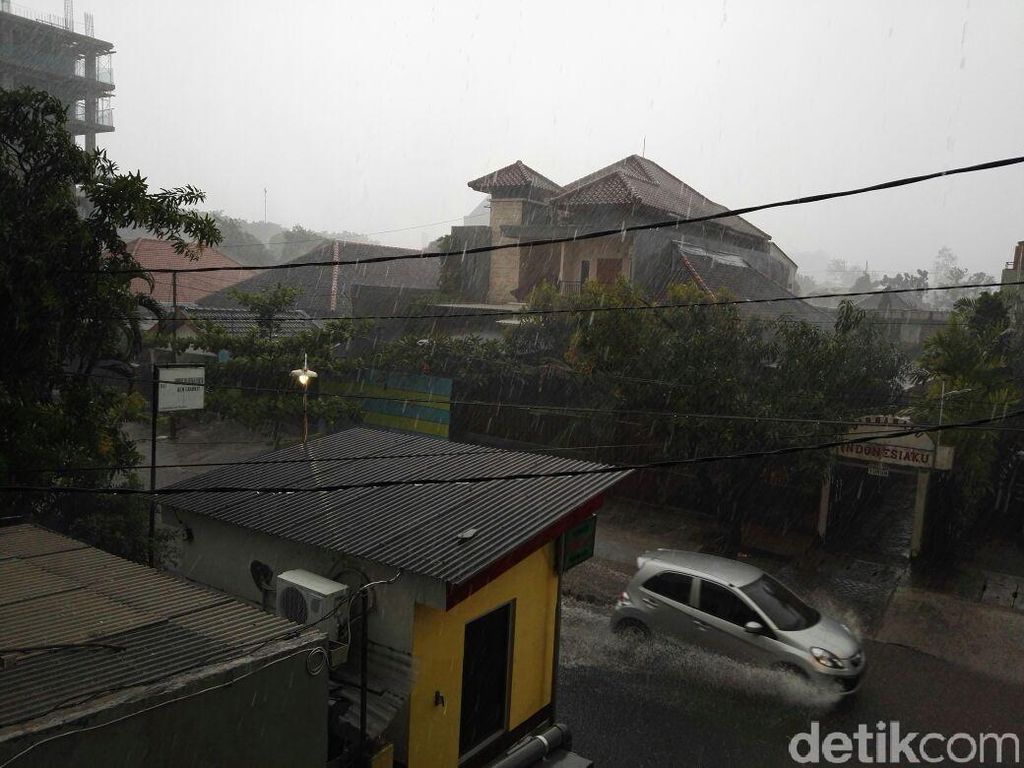 Surabaya Masuki Pancaroba, Waspadai Hujan Disertai Angin Kencang