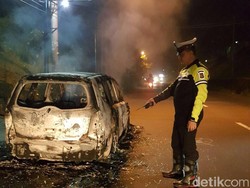 Mobil Terbakar di Jalan Raya Puncak, Pengemudi Tewas