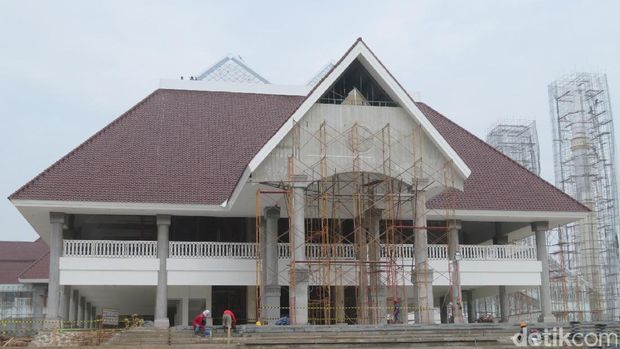 Masjid dibangun dengan konsep ornamen Betawi.