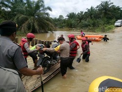 Jembatan Desa Hanyut, Polisi Bantu Seberangkan Warga di Rohul