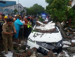 Ini Penampakan Mobil Innova dan Dua Motor Ringsek Tertimpa Tembok