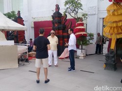 Didampingi Ajudan, Salah Satu Menteri Arab Saudi Bersantai di Pantai Kuta