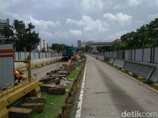 Pembangunan Underpass Kuningan-Mampang, 2 Busway Ditutup