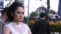 Lho, Siti Badriah tampil dengan Gaun Pengantin