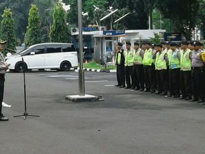 Ratusan Anggota Polisi Jaga Sidang Vonis Eks Pemimpin Gafatar Ratusan Anggota Polisi Jaga Sidang Vonis Eks Pemimpin Gafatar