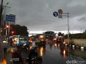 Tantangan Penutupan Perlintasan KA TB Simatupang: Angkot Ngetem Tantangan Penutupan Perlintasan KA TB Simatupang: Angkot Ngetem