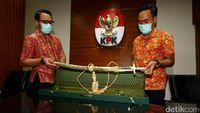 Polri Serahkan Pedang Emas ke KPK