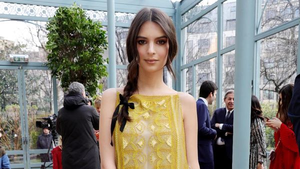 Bright in Yellow! Tak Seksi, Emily Ratajkowski Tetap Menawan