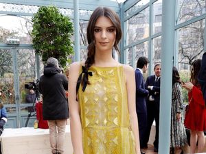 Bright in Yellow! Tak Seksi, Emily Ratajkowski Tetap Menawan