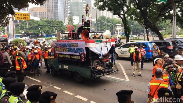 Ratusan Karyawan Freeport Demo di Monas