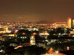 Suasana Malam di Bukit Seraya Ini Bikin Mata Enggan Berkedip