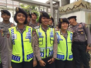 Deretan Polwan Cantik Kawal Demo Karyawan Freeport