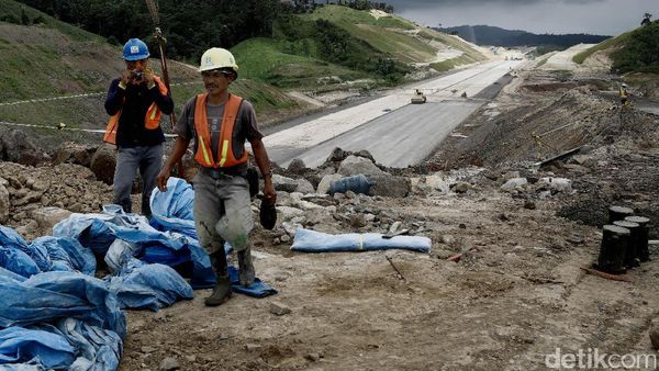 Melihat Para Pekerja Tol Trans Sumatera